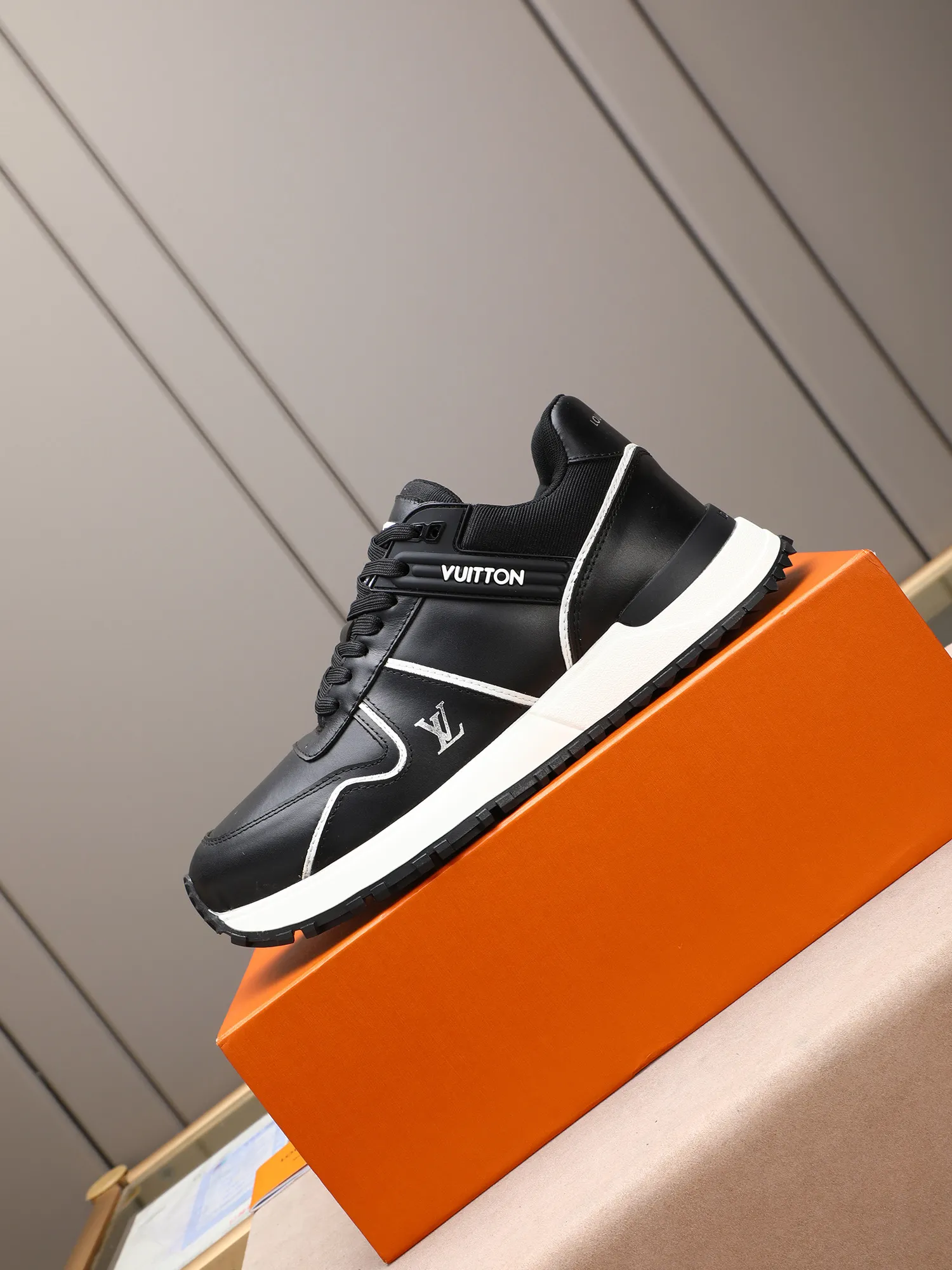 Men's Shoes 💰660 L The Run Away Maxi sneaker debuts in the 2025 collection and continues the iconic design of the Run Away sneaker. The smooth cowhide leather upper features contrasting LV lettering and Vuitton logos, and a lightweight rubber wedge outsole evokes running shoe construction. High level of comfort. Looks good, wears well and matches well. Worth buying! 7 color selection size: 39-44 (45 customized)